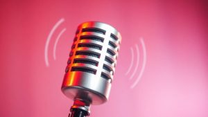 Microfon vintage cu unde sonore ieșind din el.