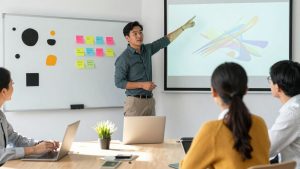 Oameni care colaborează la o masă într-un birou modern.